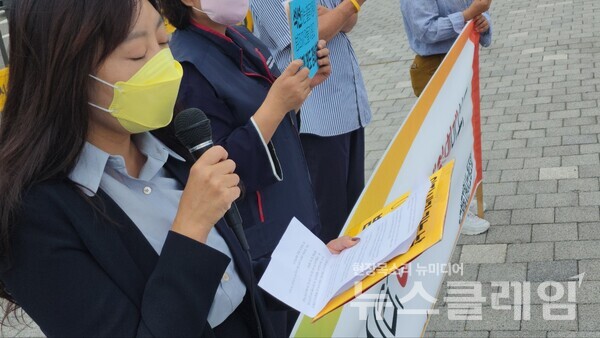 28일 오전 서울 용산 대통령 집무실 앞에서 열린 ‘장애인활동지원 사업 지침 개정 요구 기자회견’. 사진=김서윤 기자