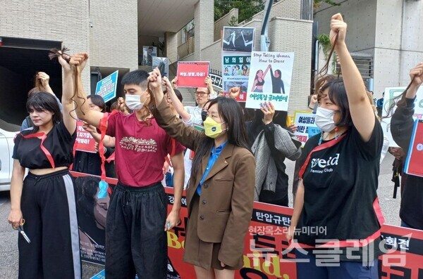 5일 오전 서울 용산 이란대사관 앞에서 열린 ‘이란의 히잡착용 강제에 반대하는 여성시위 탄압 규탄 한국시민사회 기자회견’. 사진=불꽃페미액션