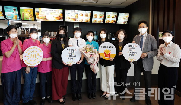 한국맥도날드는 ‘창립자의 날’을 맞아 김기원 대표이사를 비롯한 본사 임원들이 매장을 방문해 매장 직원들에게 감사의 마음을 전달했다고 밝혔다. 사진=한국맥도날드