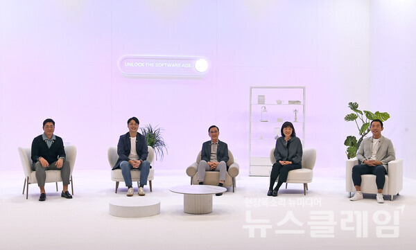 (왼쪽부터)현대차그룹 전자개발실장 안형기 상무, 전자·인포테인먼트개발센터장 추교웅 부사장, 연구개발본부장 박정국 사장, ICT혁신본부장 진은숙 부사장, 자율주행사업부장 장웅준 전무. 사진=현대자동차