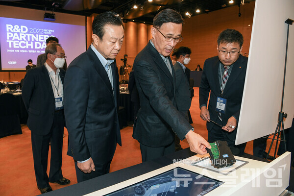 현대차·기아 연구개발본부장 박정국 사장이 최우수상 신기술 전시물을 살펴보고 있다. 사진=현대자동차
