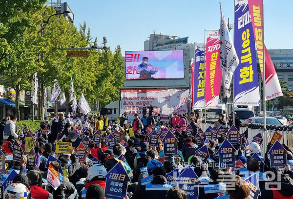 지난 11일 서울 용산 대통령 집무실 인근에서 열린 서비스노동자 민생대회