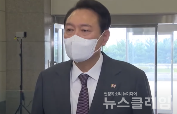 윤석열 대통령이 14일 오전 서울 용산 대통령실 청사로 출근하며 기자들과 질의응답을 하고 있다.