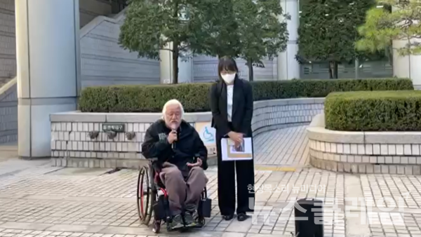 박경석 전장연 상임대표가 18일 오전 서초구 서울중앙지방법원 앞에서 열린 버스 운행방해 1심 재판 입장 발표 기자회견에서 발언하고 있다. 사진=전장연