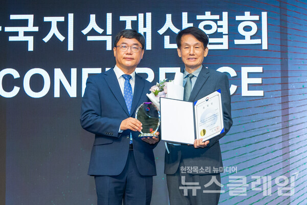 류동현 특허청 차장과 최원호 효성 중공업연구소장(오른쪽)이 ‘2022 지식재산경영기업상 시상식’에서 기념촬영을 하고 있다. 사진=효성