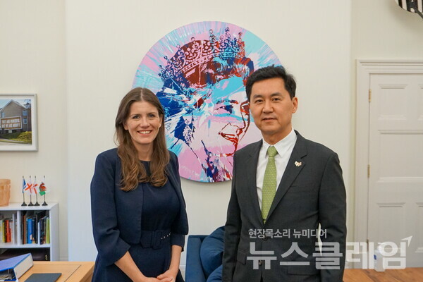 삼성전자 네트워크사업부장 전경훈 사장(사진 오른쪽)이 20일(현지시간) 영국 런던의 정부청사에서 미셸 도넬란 영국 디지털문화미디어스포츠부장관을 만나 차세대 이동통신에 대해 논의하고 '2030 부산세계박람회' 유치 지지를 당부했다. 사진=영국 문화부
