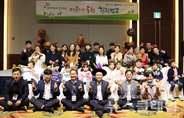 지난 19일 하이트진로 김인규 대표(앞줄 오른쪽 세번째)와 소방청 홍영근 기획조정관(앞줄 왼쪽 세번째)을 포함한 ‘하이트진로와 함께하는 소방가족 힐링캠프’ 참가자들이 기념 촬영을 하고 있다. 사진=하이트진로