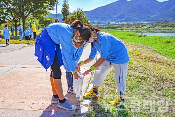 지난 15일 밀양강 둔치 공원에서 ‘꿈키움 원더워크’ 프로그램에 참여한 꿈나무지역아동센터 아동들이 ‘원더워크 ESG 키트’를 활용해 플로깅 활동을 진행하고 있다. 사진=CJ나눔재단