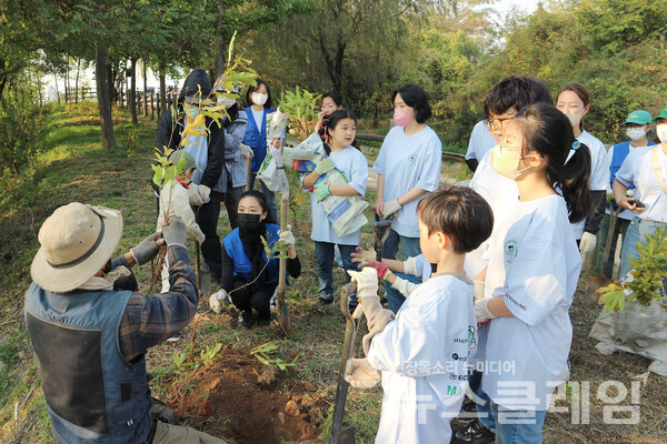 효성 임직원과 서울 시민분들이 마포구 노을공원에 위치한 '효성 나눔의 숲'에서 나무 심기 행사에 참여하고 있다. 사진=효성