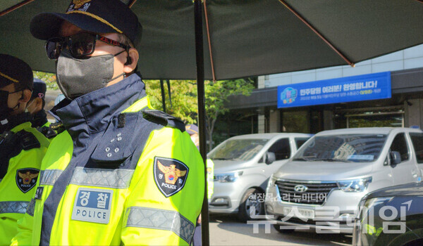 검찰이 5일 만에 민주연구원에 대한 압수수색을 시도한 24일 오전 서울 여의도 더불어민주당 중앙당사 앞에 경찰이 출입구를 통제하고 있다. 사진=김서윤 기자