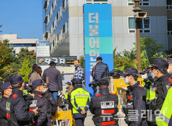 검찰이 5일 만에 민주연구원에 대한 압수수색을 시도한 24일 오전 서울 여의도 더불어민주당 중앙당사 앞에 경찰이 출입구를 통제하고 있다. 사진=김서윤 기자