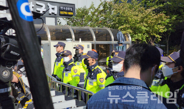 검찰이 5일 만에 민주연구원에 대한 압수수색을 시도한 24일 오전 서울 여의도 더불어민주당 중앙당사 앞에 경찰이 출입구를 통제하고 있다. 사진=김서윤 기자