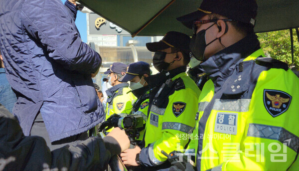 검찰이 5일 만에 민주연구원에 대한 압수수색을 시도한 24일 오전 서울 여의도 더불어민주당 중앙당사 앞에 경찰이 출입구를 통제하고 있다. 사진=김서윤 기자