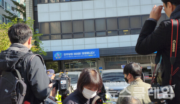 검찰이 5일 만에 민주연구원에 대한 압수수색을 시도한 24일 오전 서울 여의도 더불어민주당 중앙당사 앞에 경찰이 출입구를 통제하고 있다. 사진=김서윤 기자