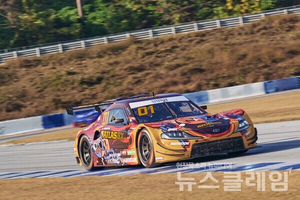 2022 CJ 슈퍼레이스 6000클래스 시즌 챔피언 한국 아트라스비엑스 모터 스포츠 소속 김종겸 선수 차량. 사진=한국타이어