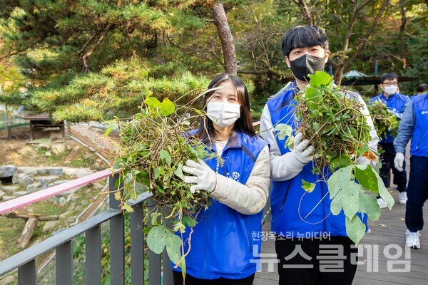 효성화학 옥산공장 임직원들이 청주동물원에서 ‘동물행동풍부화’를 통한 생물다양성 보전 활동을 펼쳤다. 사진=효성