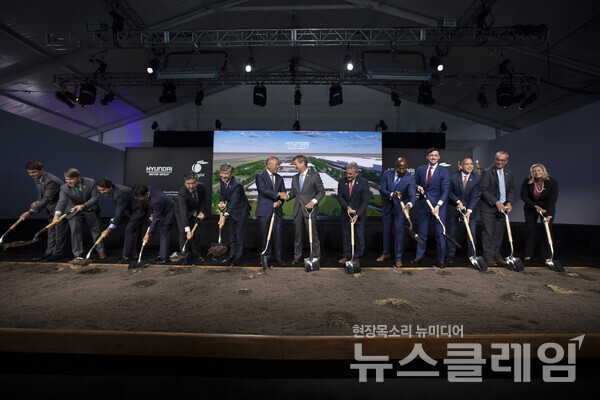 기공식에 참석한 주요 인사들이 공장 건설을 알리는 첫 삽을 뜨고 있다. 사진=현대차그룹