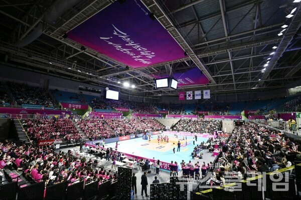 태광그룹 임직원들이 지난 25일 인천 삼산월드체육관에서 열린 흥국생명 핑크스파이더스와 페퍼저축은행 AI페퍼스 배구단의 여자프로배구 홈 개막전에서 단체응원을 펼치고 있다. 사진=태광그룹