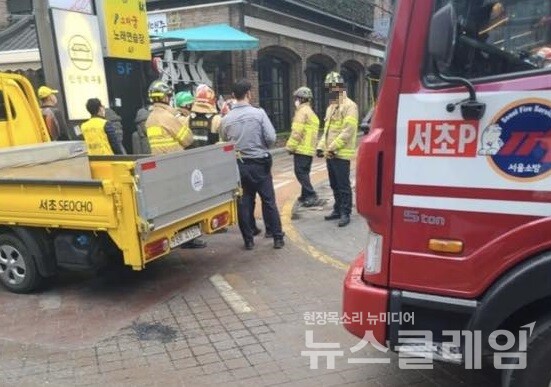 강남역 10번 출구 인근에 있는 건물이 일부 붕괴돼 소방대원들이 출동했다. 사진=온라인커뮤니티