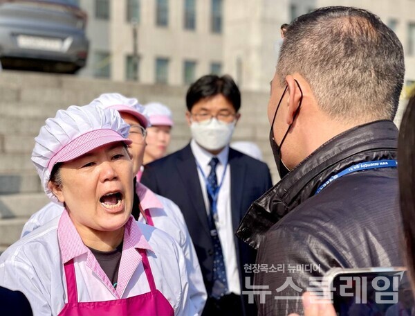 전국학교비정규직노동조합 조합원이 8일 ‘학교 급식실 환기시설 개선, 폐암 대책 마련 및 학교 비정규직 차별해소 예산 반영’을 촉구하며 국회에서 기습 시위를 벌였다. 사진=학비노조