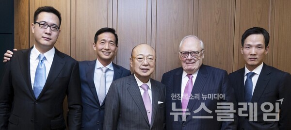 (왼쪽부터)한화호텔앤드리조트 김동선 전무, 한화솔루션 김동관 부회장, 한화그룹 김승연 회장, 헤리티지재단 퓰너 회장, 한화생명 김동원 부사장. 사진=한화