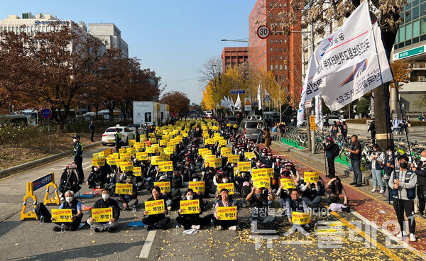 11일 오후 국민건강보험공단 서울강원지역본부 앞 도로에서 열린 ‘국민건강보험고객센터지부 파업 결의대회’. 사진=공공운수노조