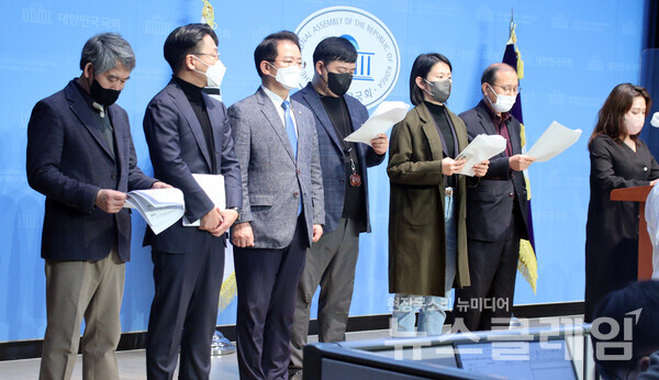 14일 오전 국회 소통관에서 열린 '친일파기념상 동인문학상 폐지를 위한 새로운 문학상 인동문학상 발표 기자회견'. 사진=민족문제연구소