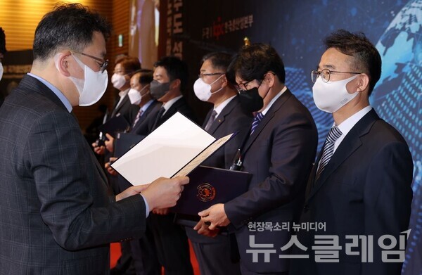 산업통상자원부 최남호 기획조정실장(왼쪽)이 제이브이엠 이동환 전무에게 국무총리 표창을 전달하고 있다. 사진=한미약품