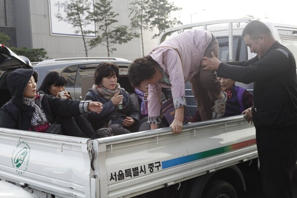 동대문디자인플라자 완공직전 주변의 노점상들은 단속 대상이 되었다 / 사진=최인기