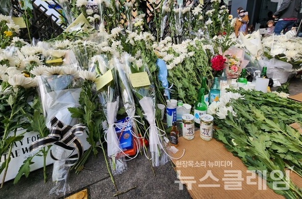 지난 1일 이태원역 1번 출구 앞에 마련된 분향소 모습. 사진=김동길 기자