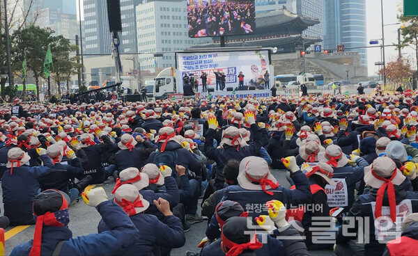 22일 오전 세종대로 숭례문 앞에서 열린 ‘수도권 건설노동자 총력투쟁 결의대회’ 사전집회. 사진=박명규 기자
