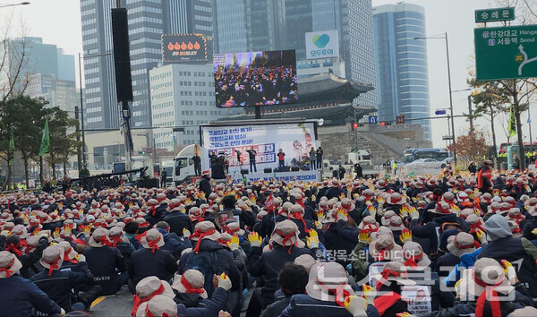 22일 오전 세종대로 숭례문 앞에서 열린 ‘수도권 건설노동자 총력투쟁 결의대회’ 사전집회. 사진=박명규 기자