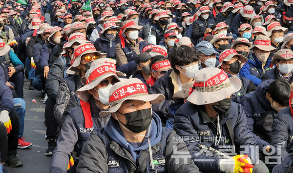 22일 오전 세종대로 숭례문 앞에서 열린 ‘수도권 건설노동자 총력투쟁 결의대회’ 사전집회. 사진=박명규 기자