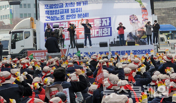22일 오전 세종대로 숭례문 앞에서 열린 ‘수도권 건설노동자 총력투쟁 결의대회’ 사전집회. 사진=박명규 기자