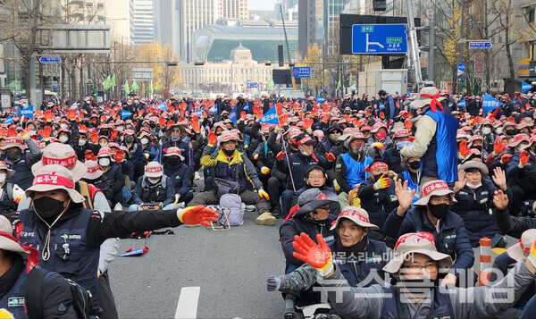 22일 오전 세종대로 숭례문 앞에서 열린 ‘수도권 건설노동자 총력투쟁 결의대회’ 사전집회. 사진=박명규 기자