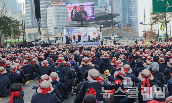 22일 오전 세종대로 숭례문 앞에서 열린 ‘수도권 건설노동자 총력투쟁 결의대회’ 사전집회. 사진=박명규 기자