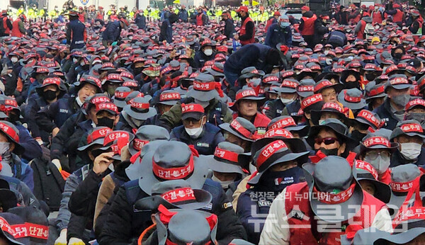 22일 오전 세종대로 숭례문 앞에서 열린 ‘수도권 건설노동자 총력투쟁 결의대회’ 사전집회. 사진=박명규 기자