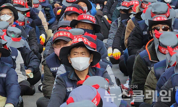 22일 오전 세종대로 숭례문 앞에서 열린 ‘수도권 건설노동자 총력투쟁 결의대회’ 사전집회. 사진=박명규 기자