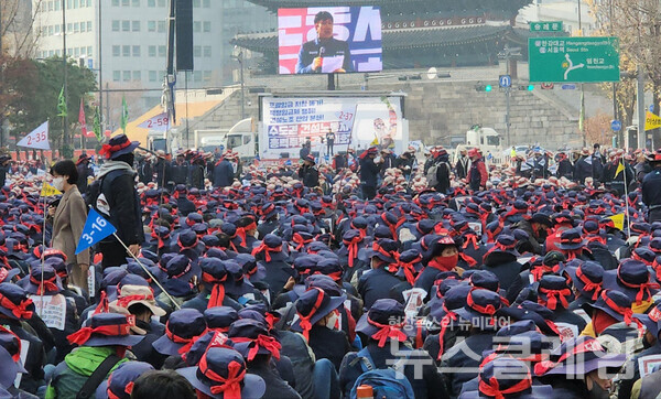 22일 오전 세종대로 숭례문 앞에서 열린 ‘수도권 건설노동자 총력투쟁 결의대회’ 사전집회. 사진=박명규 기자