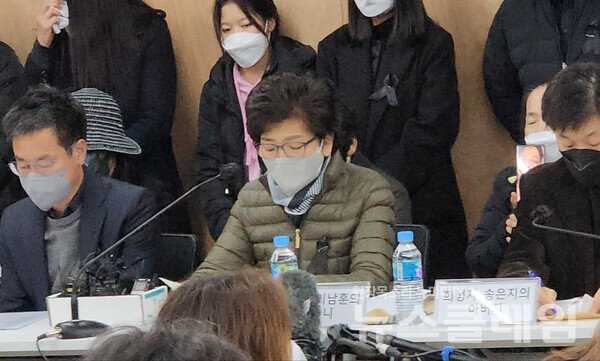 22일 오전 민변 대회의실에서 열린 ‘10·29 이태원 참사 유가족 입장발표 기자회견’. 사진=김옥해 기자