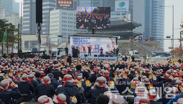 22일 오전 세종대로 숭례문 앞에서 열린 ‘수도권 건설노동자 총력투쟁 결의대회’ 사전집회. 사진=박명규 기자