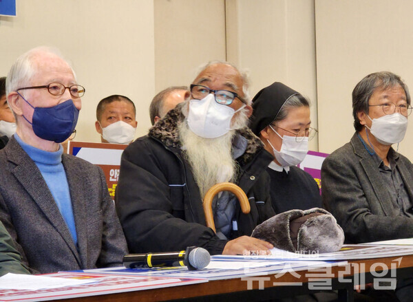 6일 오전 서울 중구 프란치스코교육회관에서 열린 ‘안전운임제 관련 화물파업의 올바른 해결을 촉구하는 사회원로와 각계 대표 기자회견’. 사진=김성훈 기자