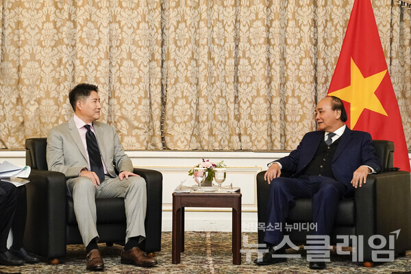조현준 효성 회장(왼쪽)이 응우옌 쑤언 푹 베트남 국가주석(오른쪽)을 만나 베트남에 지속적인 투자를 약속하는 등 사업확대 방안을 논의했다. 사진=효성