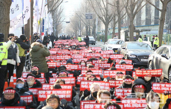 26일 오전 정부서울청사 후문 앞에서 진행된 ‘양대노총 공대위 릴레이 공동투쟁 기획재정부 공공기관운영위원회 규탄 결의대회’. 사진=금융노조