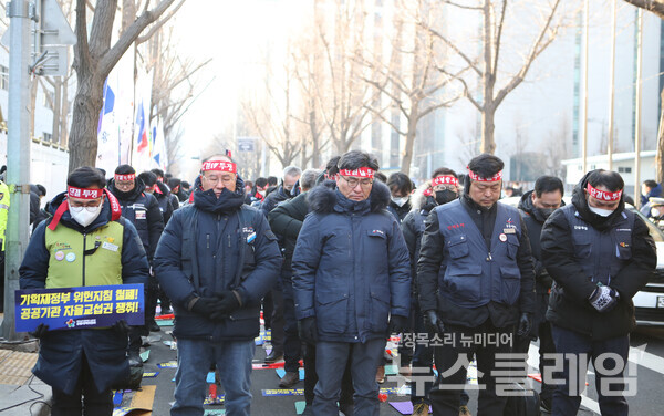 26일 오전 정부서울청사 후문 앞에서 진행된 ‘양대노총 공대위 릴레이 공동투쟁 기획재정부 공공기관운영위원회 규탄 결의대회’. 사진=금융노조
