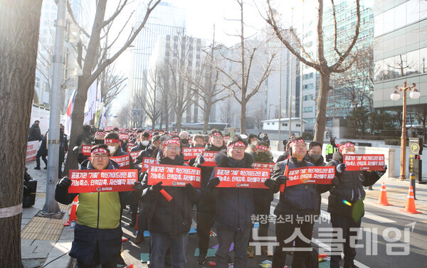 26일 오전 정부서울청사 후문 앞에서 진행된 ‘양대노총 공대위 릴레이 공동투쟁 기획재정부 공공기관운영위원회 규탄 결의대회’. 사진=금융노조