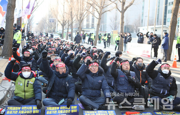 26일 오전 정부서울청사 후문 앞에서 진행된 ‘양대노총 공대위 릴레이 공동투쟁 기획재정부 공공기관운영위원회 규탄 결의대회’. 사진=금융노조