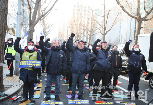 26일 오전 정부서울청사 후문 앞에서 진행된 ‘양대노총 공대위 릴레이 공동투쟁 기획재정부 공공기관운영위원회 규탄 결의대회’. 사진=금융노조