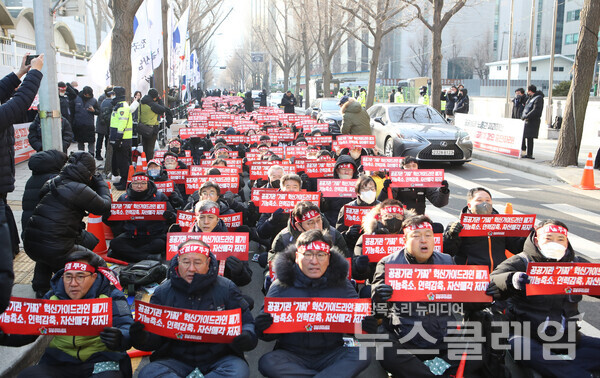 26일 오전 정부서울청사 후문 앞에서 진행된 ‘양대노총 공대위 릴레이 공동투쟁 기획재정부 공공기관운영위원회 규탄 결의대회’. 사진=금융노조