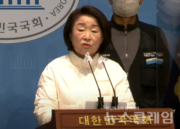 27일 오전 국회 소통관에서 열린 ‘안전운임제 연장 법안 연내 처리 촉구 기자회견’서 발언하는 심상정 의원